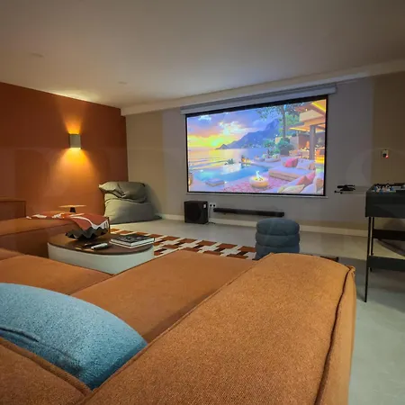 House With Private Rooftop Pool, Cinema, Gym Rems