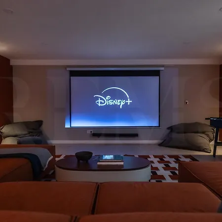 Villa House With Private Rooftop Pool, Cinema, Gym Rems