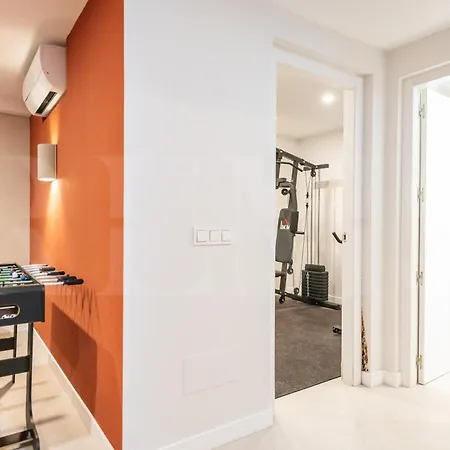 House With Private Rooftop Pool, Cinema, Gym Rems *