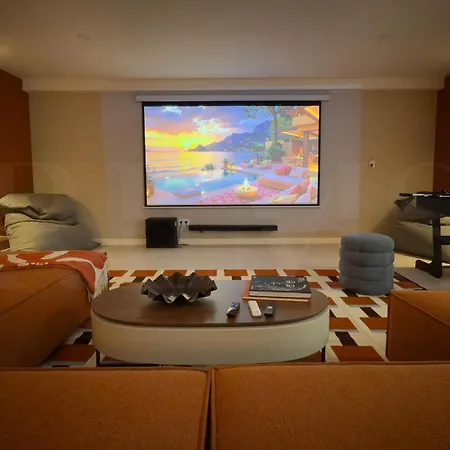 House With Private Rooftop Pool, Cinema, Gym Rems Willa