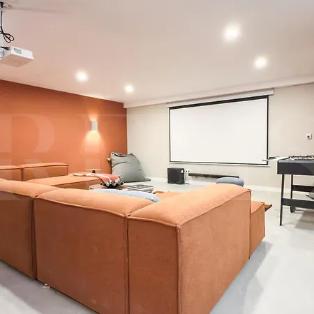 House With Private Rooftop Pool, Cinema, Gym Rems *