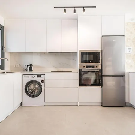 House With Private Rooftop Pool, Cinema, Gym Rems Willa