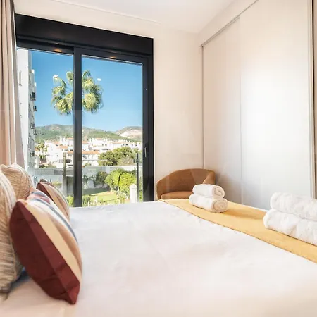 House With Private Rooftop Pool, Cinema, Gym Rems