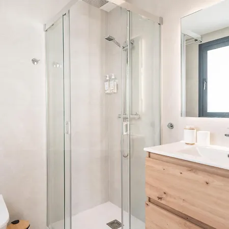 House With Private Rooftop Pool, Cinema, Gym Rems