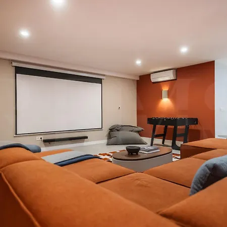 House With Private Rooftop Pool, Cinema, Gym Rems *