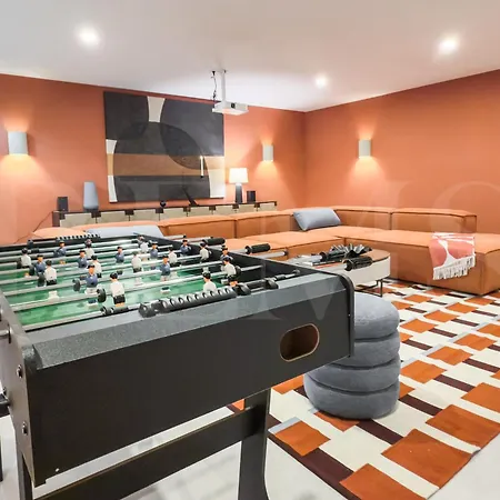 House With Private Rooftop Pool, Cinema, Gym Rems