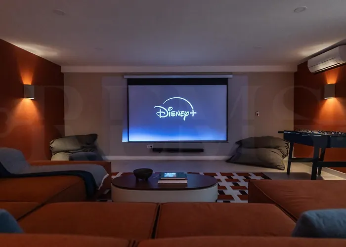 Villa House With Private Rooftop Pool, Cinema, Gym Rems