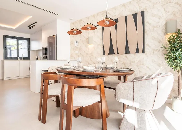 House With Private Rooftop Pool, Cinema, Gym Rems