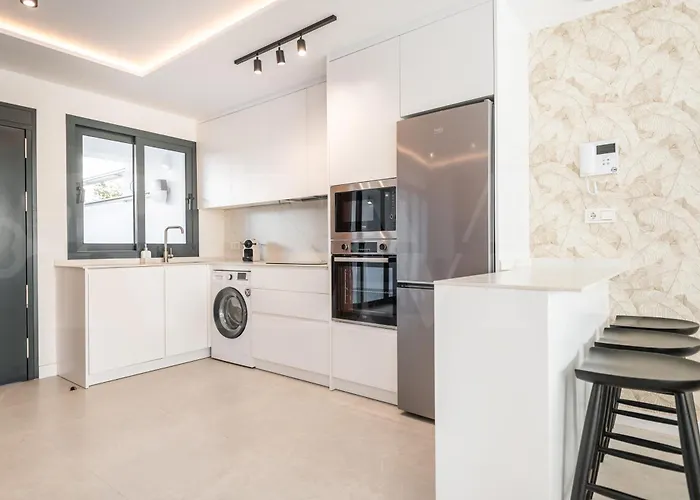 Villa House With Private Rooftop Pool, Cinema, Gym Rems