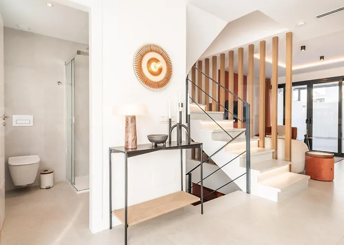 House With Private Rooftop Pool, Cinema, Gym Rems