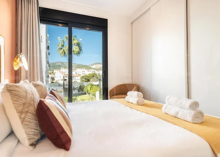 House With Private Rooftop Pool, Cinema, Gym Rems