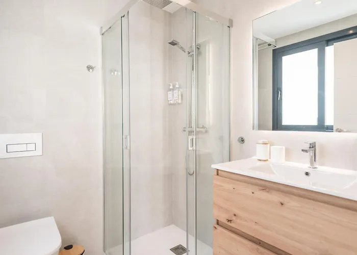 House With Private Rooftop Pool, Cinema, Gym Rems