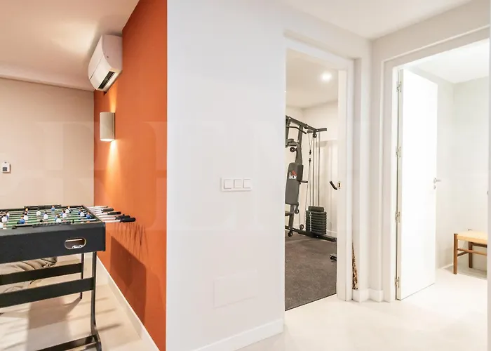 House With Private Rooftop Pool, Cinema, Gym Rems *