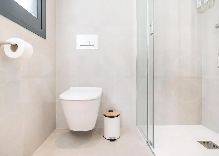 House With Private Rooftop Pool, Cinema, Gym Rems *