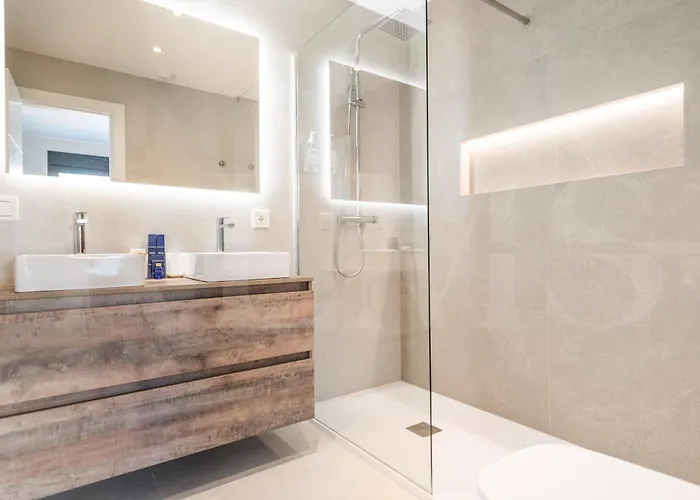 Villa House With Private Rooftop Pool, Cinema, Gym Rems