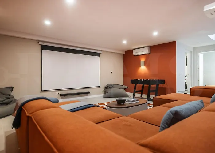 House With Private Rooftop Pool, Cinema, Gym Rems *