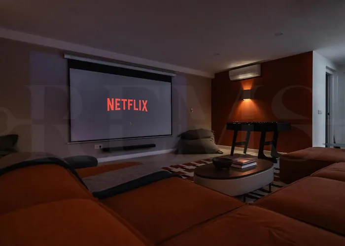 Villa House With Private Rooftop Pool, Cinema, Gym Rems