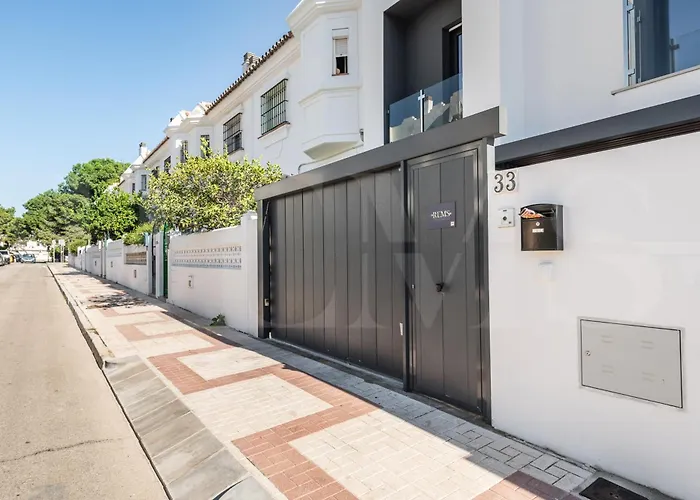 House With Private Rooftop Pool, Cinema, Gym Rems Villa *