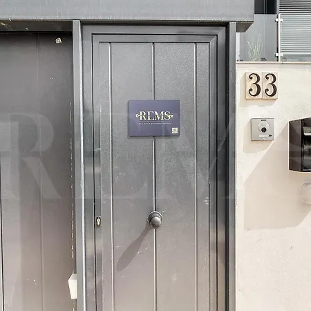 House With Private Rooftop Pool, Cinema, Gym Rems