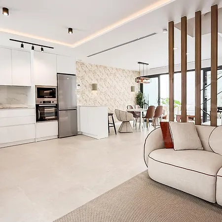 House With Private Rooftop Pool, Cinema, Gym Rems וילה