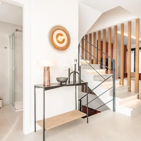 House With Private Rooftop Pool, Cinema, Gym Rems