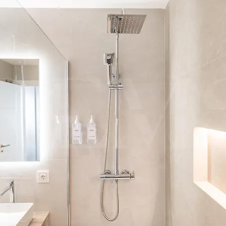 House With Private Rooftop Pool, Cinema, Gym Rems וילה