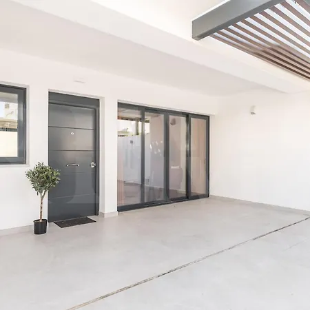 House With Private Rooftop Pool, Cinema, Gym Rems וילה