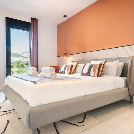 Villa House With Private Rooftop Pool, Cinema, Gym Rems