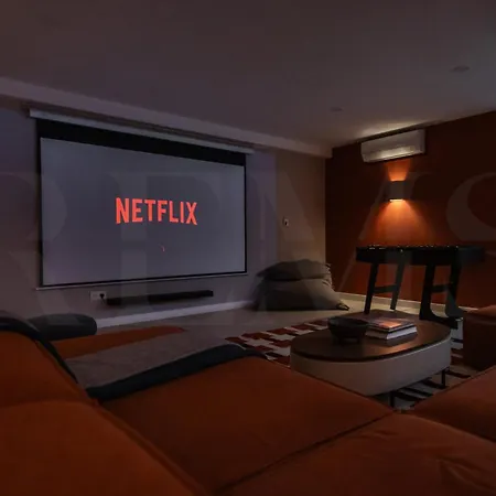 Villa House With Private Rooftop Pool, Cinema, Gym Rems